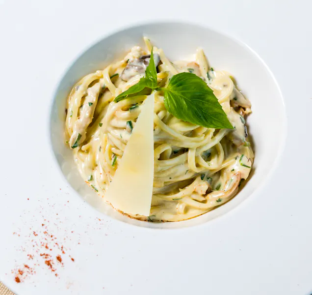 Spaghetti Carbonara with creamy sauce